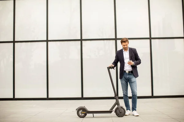 Beau Jeune Homme Affaires Utilisant Téléphone Mobile Sur Scooter Électrique — Photo