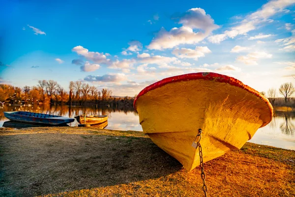 Uitzicht Oude Gele Boot Grond Bij Het Meer — Stockfoto