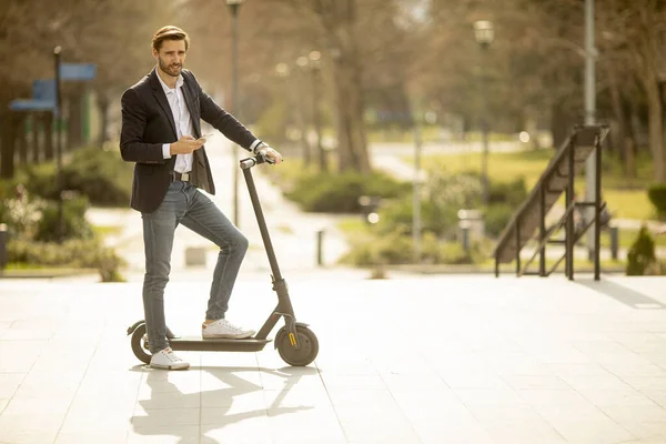 Joven Hombre Negocios Guapo Usando Teléfono Móvil Scooter Eléctrico — Foto de Stock