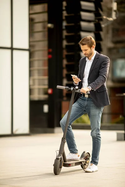 Beau Jeune Homme Affaires Utilisant Téléphone Mobile Sur Scooter Électrique — Photo