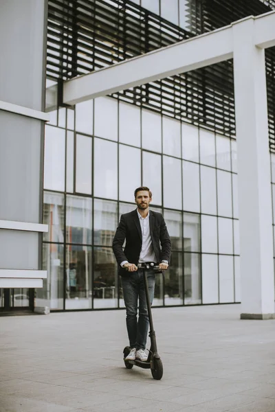 Beau Jeune Homme Affaires Vêtements Décontractés Chevauchant Scooter Électrique Par — Photo