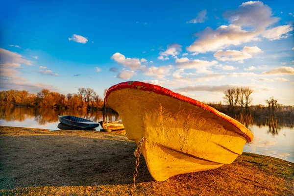 Vue Vieux Bateau Jaune Sur Sol Bord Lac — Photo