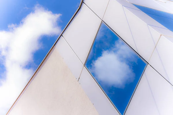 Oíno Reflexão Céu Azul Janela Edifício Moderno — Fotografia de Stock