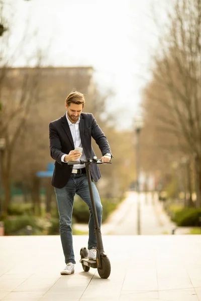 Joven Hombre Negocios Guapo Usando Teléfono Móvil Scooter Eléctrico — Foto de Stock