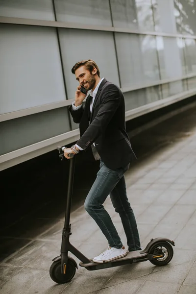 Bello Giovane Uomo Affari Che Utilizza Telefono Cellulare Scooter Elettrico — Foto Stock