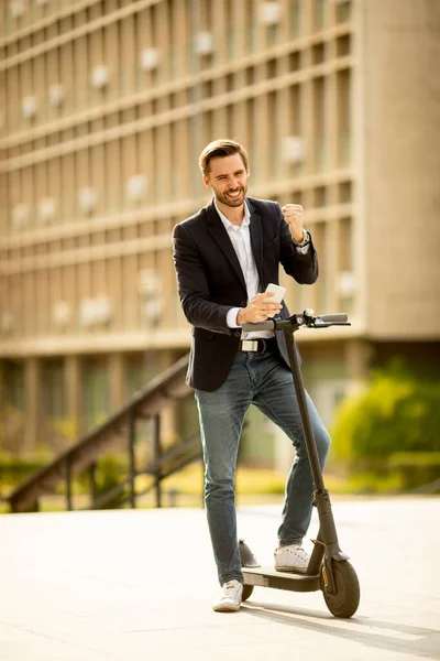 Knappe Jonge Zakenman Een Casual Kleding Ontvangen Van Geweldig Nieuws — Stockfoto