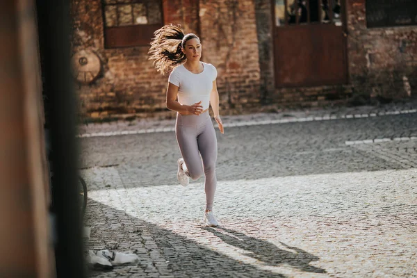 Mooie Jonge Vrouw Die Straat Loopt — Stockfoto