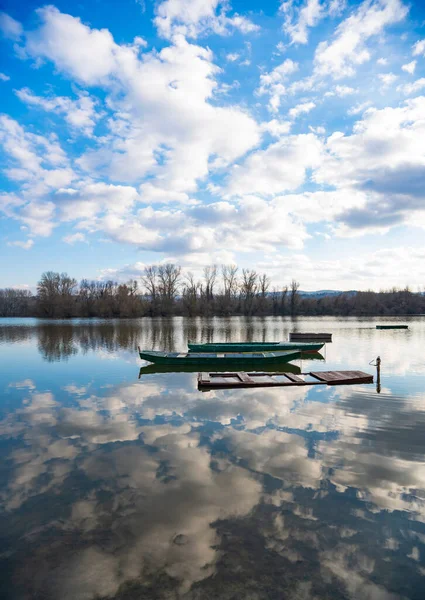 Piccole Barche Legno Sul Lago Calmo — Foto Stock