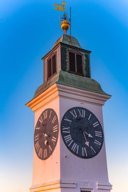 Sırbistan 'ın Novi Sad kentindeki Petrovaradin kalesindeki eski saat kulesine bak