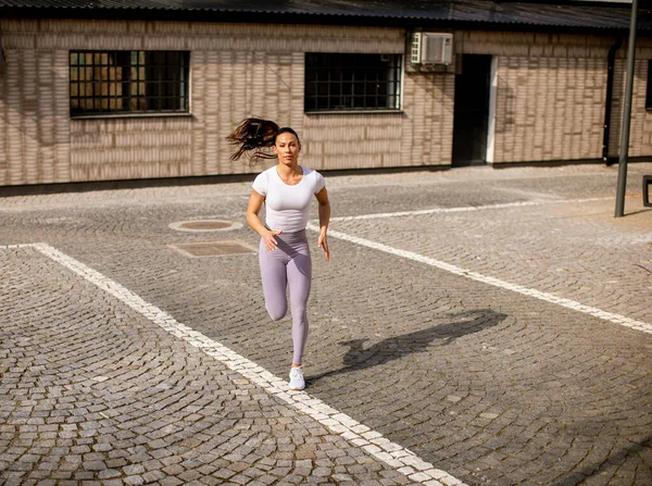 Bella Giovane Donna Che Corre Strada — Foto Stock