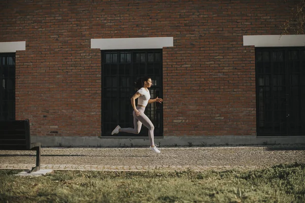 Hermosa Pareja Joven Corriendo Entorno Urbano — Foto de Stock