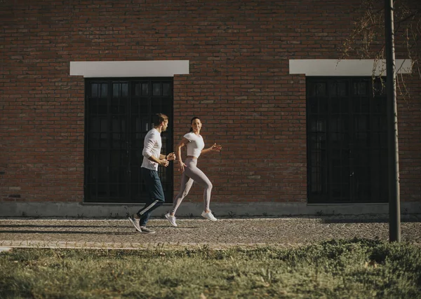 Pasangan Muda Yang Tampan Berjalan Lingkungan Perkotaan — Stok Foto