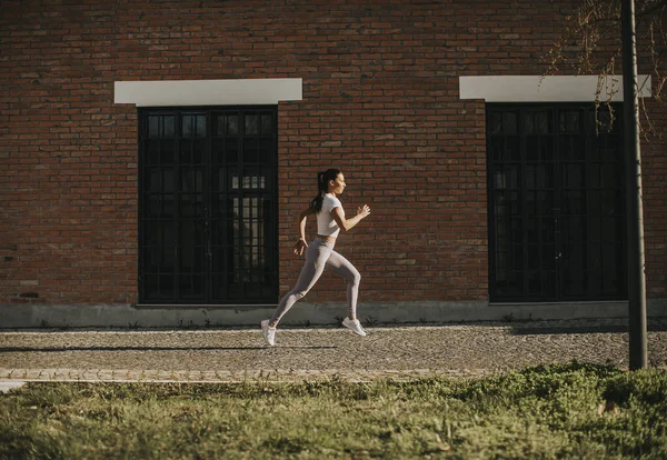 Hermosa Pareja Joven Corriendo Entorno Urbano — Foto de Stock