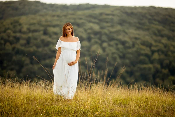 Mujer Embarazada Joven Vestido Blanco Campo Verano — Foto de Stock