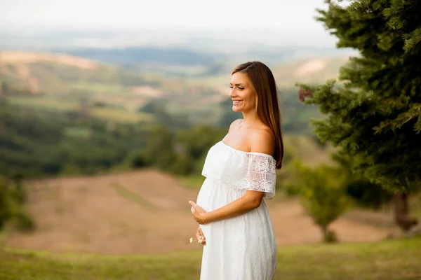 Jovem Grávida Vestido Branco Campo Verão — Fotografia de Stock