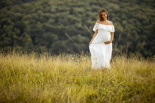 Jovem Grávida Vestido Branco Campo Verão — Fotografia de Stock