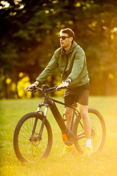 Joven Guapo Montando Ebike Parque — Foto de Stock