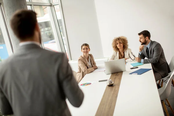 Giovani Imprenditori Seduti Tavolo Delle Riunioni Sala Conferenze Discutono Lavoro — Foto Stock