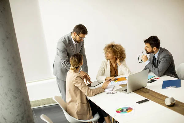 会議室の会議室に座って仕事と計画戦略を議論する若いビジネスの人々 — ストック写真