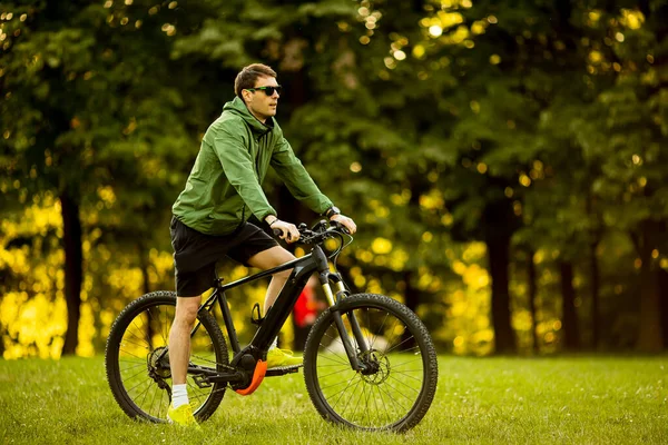 Schöner Junger Mann Reitet Bike Park — Stockfoto