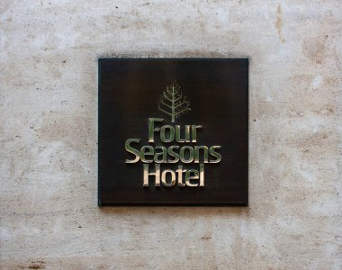 NEW YORK, ABD - 29 Temmuz 2016: New York 'taki Four Seasons Hotel' e Giriş. Bu 52 katlı lüks otel Eylül 1993 'te açıldı..