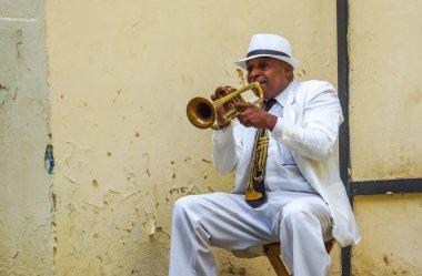 HAVANA, CUBA - 4 Temmuz 2017: Havana, Küba caddesinde trompet çalan tanımlanamayan adam. Havana 'da sokak müzisyenleri turistlere müzik çalarlar..