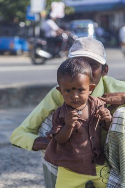 MATARA, SRI LANKA - 25 Ocak 2014: Sri Lanka 'nın Matara ilçesinden kimliği belirsiz kişiler. Matara, Sri Lanka 'nın 800.000 nüfuslu 25 bölgesinden biridir..