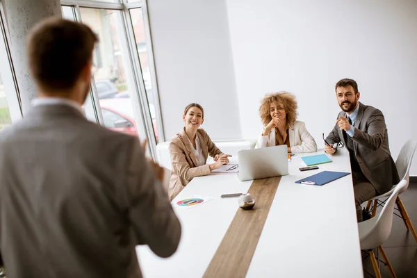 Jóvenes Empresarios Sentados Mesa Reuniones Sala Conferencias Discutiendo Trabajo Estrategia — Foto de Stock