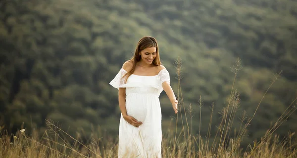 Mujer Embarazada Joven Vestido Blanco Campo Verano — Foto de Stock