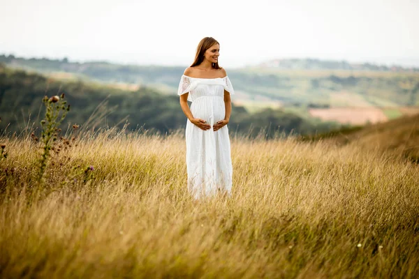 Jonge Zwangere Vrouw Witte Jurk Het Zomerveld — Stockfoto