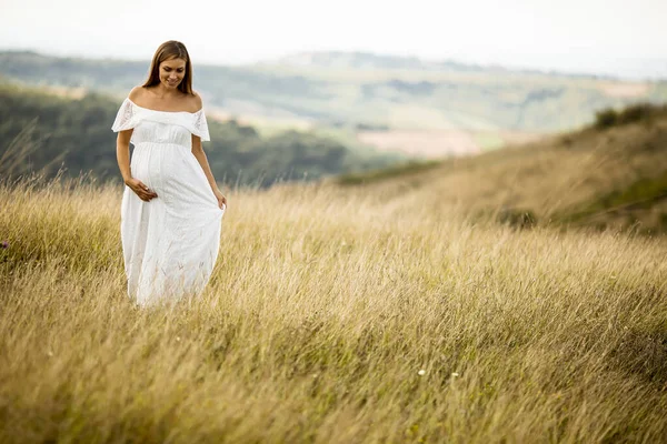 Mujer Embarazada Joven Vestido Blanco Campo Verano — Foto de Stock