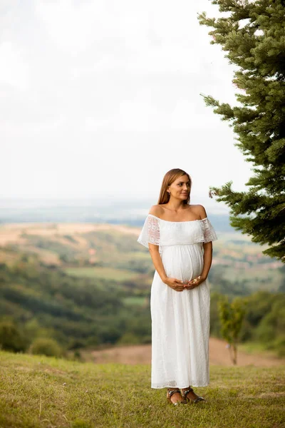 Jeune Femme Enceinte Robe Blanche Dans Forêt Jour Été — Photo