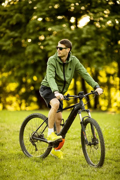 Joven Guapo Montando Ebike Parque — Foto de Stock