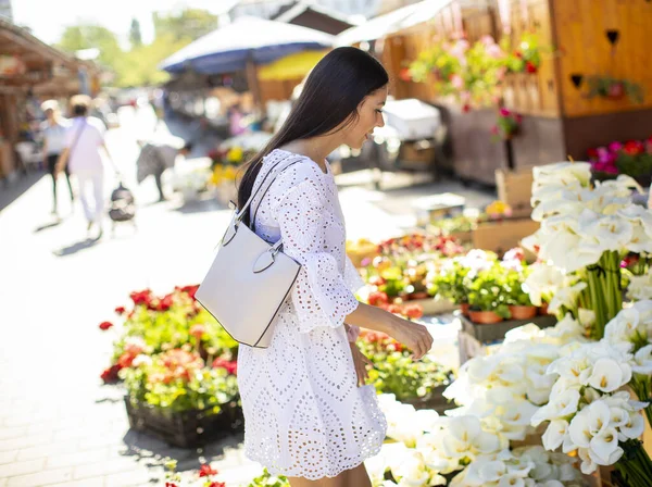 花市場で花を買うかなり若い女性 — ストック写真