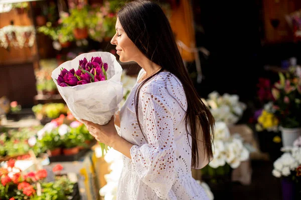 Bella Giovane Donna Che Compra Fiori Mercato Dei Fiori — Foto Stock