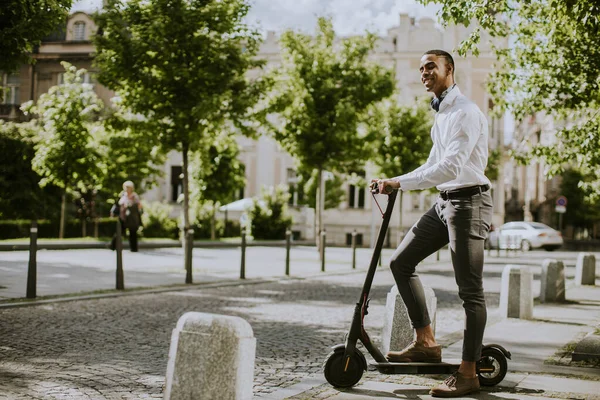 Beau Jeune Afro Américain Utilisant Scooter Électrique Sur Une Rue — Photo