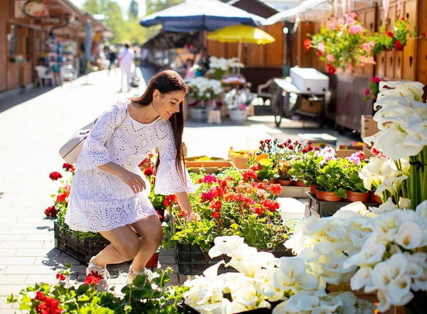 花市場で花を買うかなり若い女性 — ストック写真