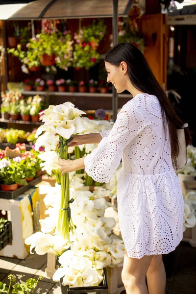 Pretty Young Woman Buying Flowers Flower Market — Stock Photo, Image