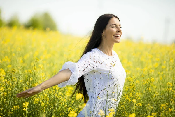 Bella Giovane Donna Nel Campo Dello Stupro — Foto Stock