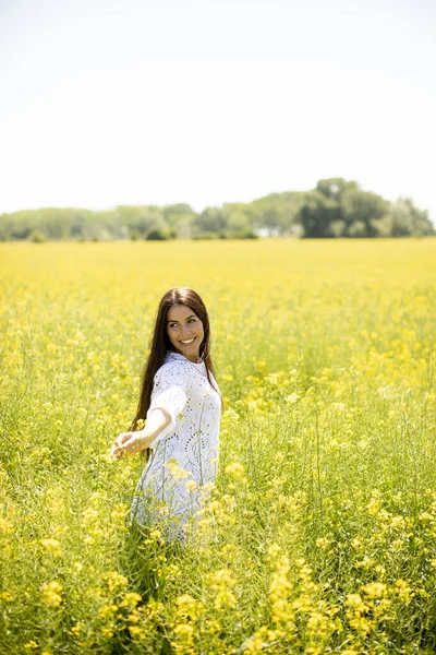 Bella Giovane Donna Nel Campo Dello Stupro — Foto Stock