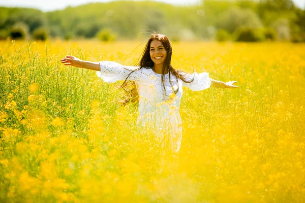 Bella Giovane Donna Nel Campo Dello Stupro — Foto Stock