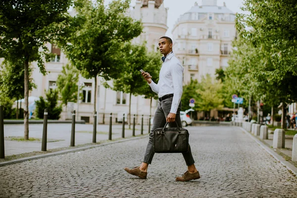 Schöner Junger Afroamerikanischer Geschäftsmann Mit Einem Mobiltelefon Auf Einer Straße — Stockfoto