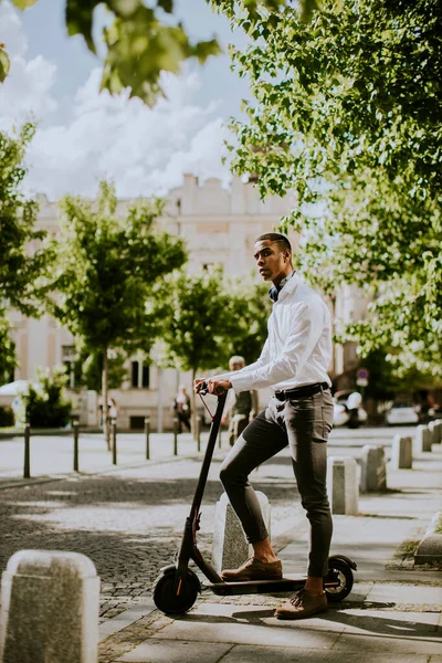 Knappe Jonge Afro Amerikaanse Met Behulp Van Elektrische Scooter Een — Stockfoto