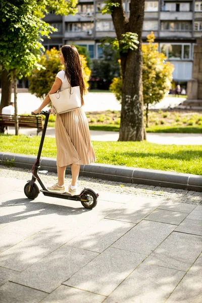 Mujer Bastante Joven Montando Scooter Eléctrico Una Calle — Foto de Stock