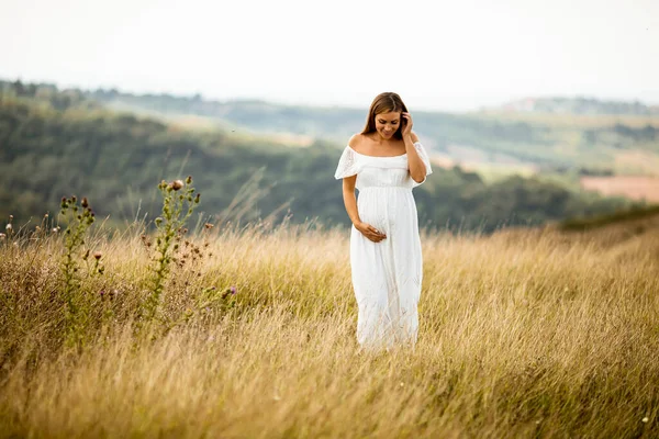 Молода Вагітна Жінка Білій Сукні Літньому Полі — стокове фото