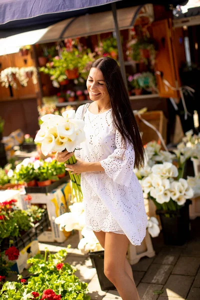 Bella Giovane Donna Che Compra Fiori Mercato Dei Fiori — Foto Stock