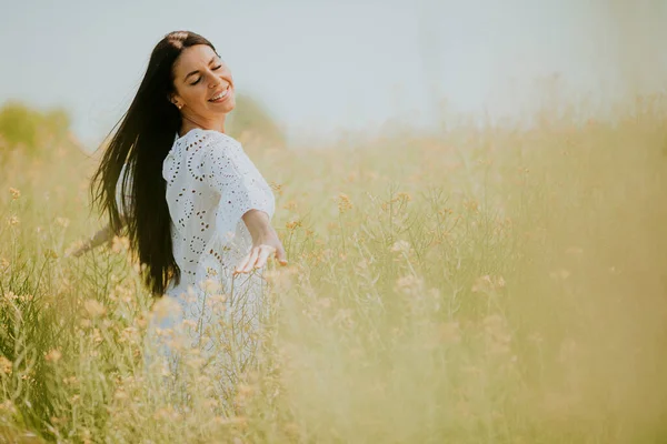 Mujer Joven Bonita Campo Colza — Foto de Stock