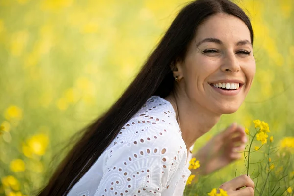 Pretty Young Woman Rapeseed Field — Stock Photo, Image