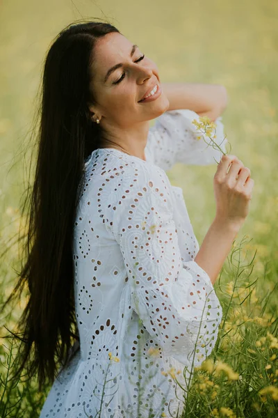 Hübsche Junge Frau Rapsfeld — Stockfoto