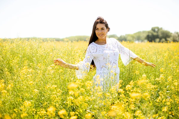 Bella Giovane Donna Nel Campo Dello Stupro — Foto Stock